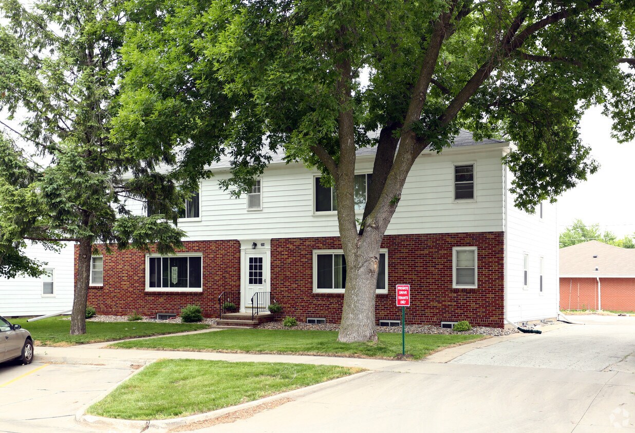 Primary Photo - 209 SW Cherry St