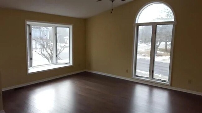 Building Photo - 4 bed/ 2.5 baths Single Family Home