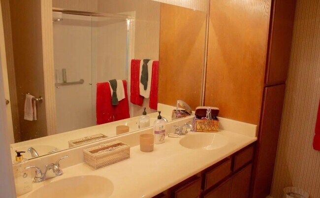 Building Photo - Bakersfield, CA