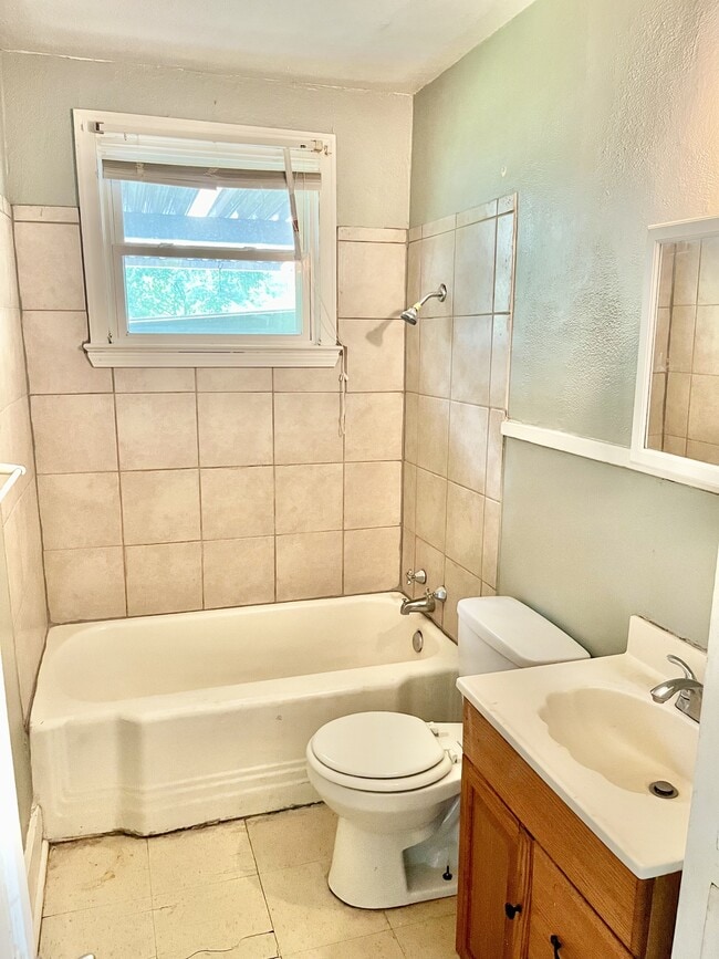 Building Photo - 5812 Beechwood Dr