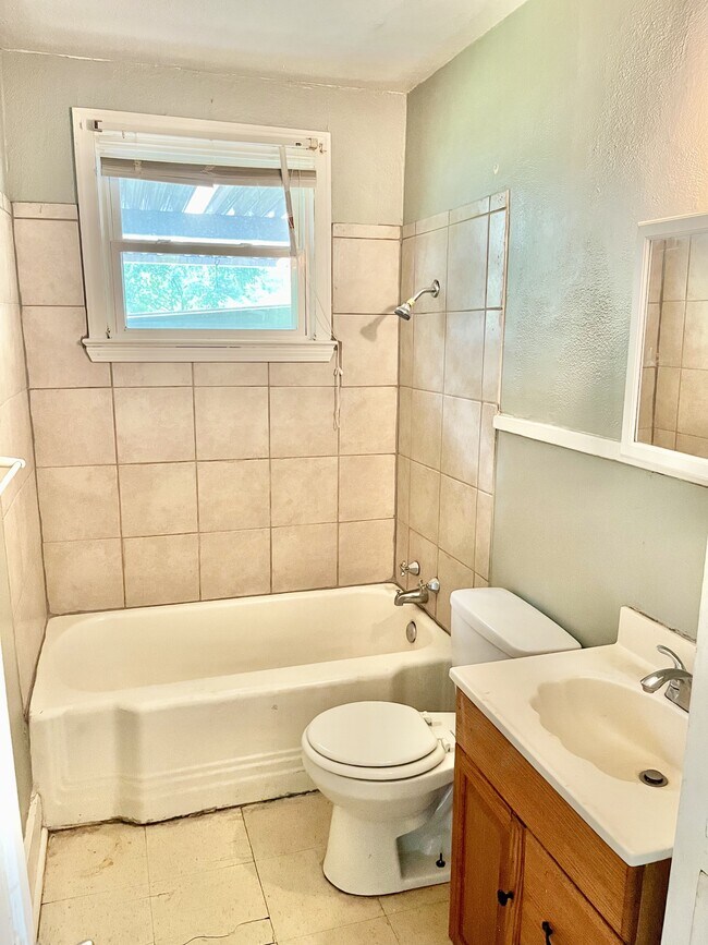 Foto del edificio - 5812 Beechwood Dr