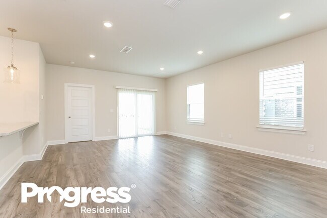 Foto del edificio - 2440 Elmcroft Ave