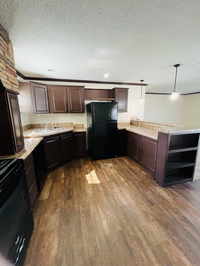 Building Photo - 15621 Pine Ridge Dr