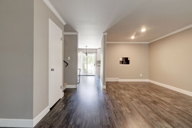 Foto del edificio - Spacious 4-Bedroom Home with Private Backy...