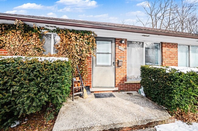 Building Photo - 924 Lutz Ave