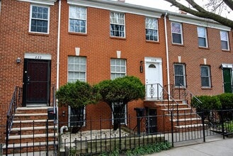 Building Photo - 220 Christopher Columbus Dr