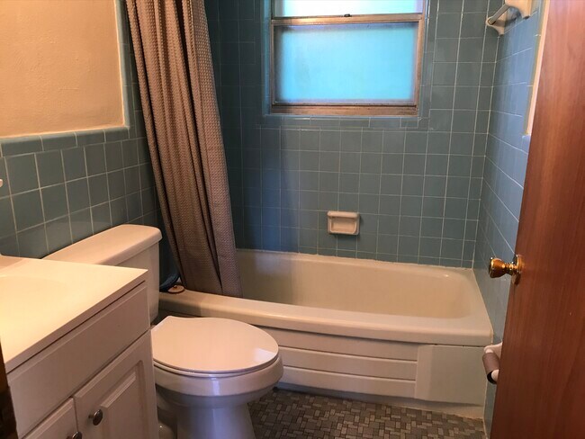 Bath - 604 Wooddell Ct