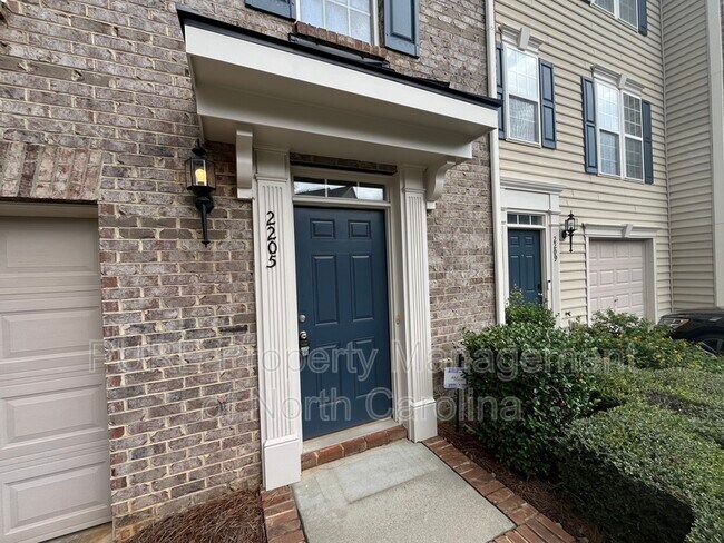 Building Photo - 2205 Belle Vernon Ave