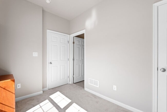 Foto del edificio - 659 McComb Pl