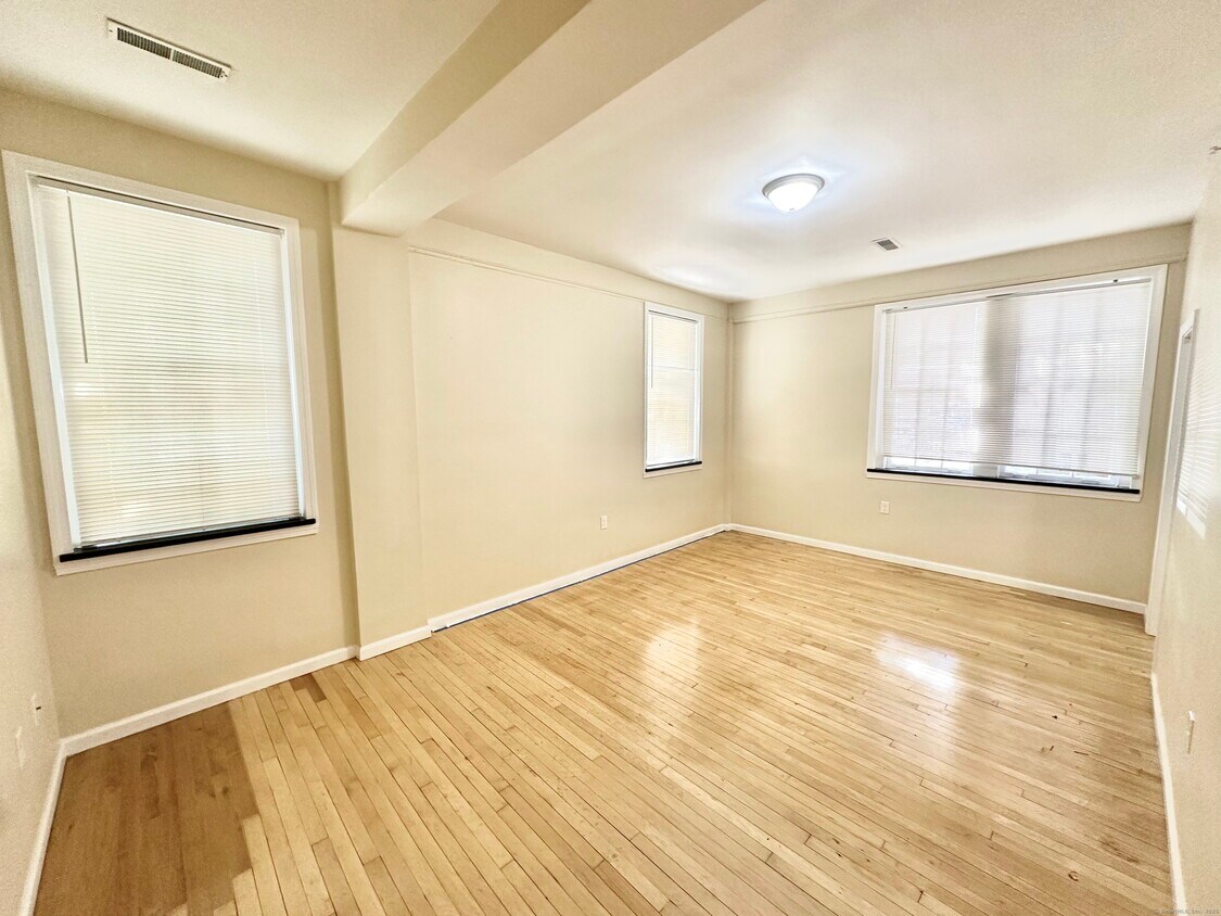 Foto principal - 135 W Main St
