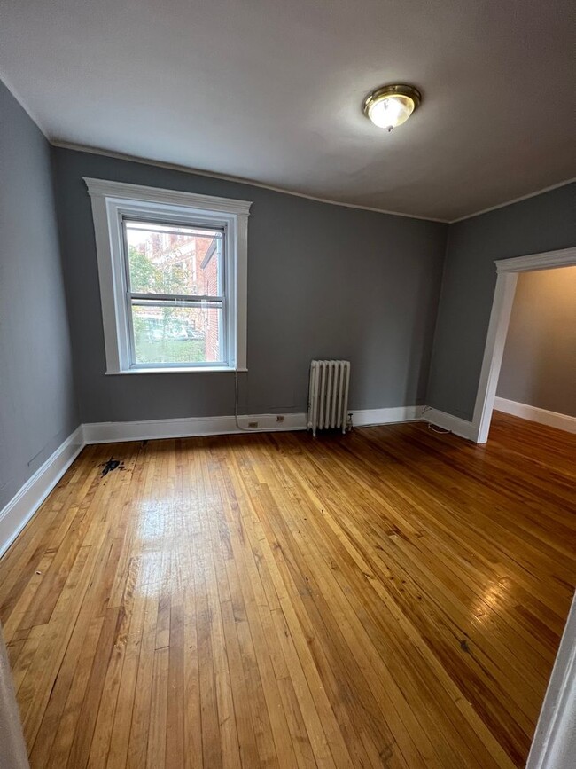 Building Photo - Spacious Brighton three bed one bath with ...