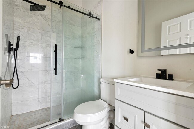 Building Photo - 2 br, 2 bath Triplex - 2133 Master Street B