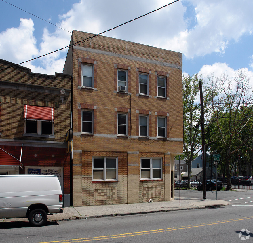 Building Photo - 64 Pulaski St