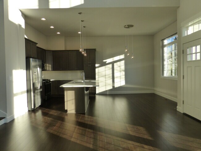 Building Photo - Beautiful 4 BR, 2 1/2 BA with main floor B...