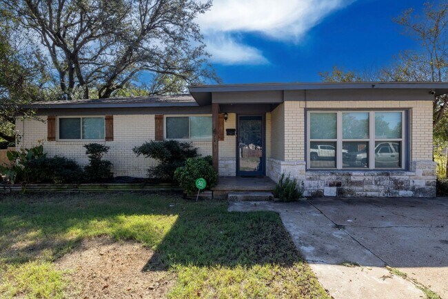Building Photo - 4 Bedroom Home in Downtown Historic District