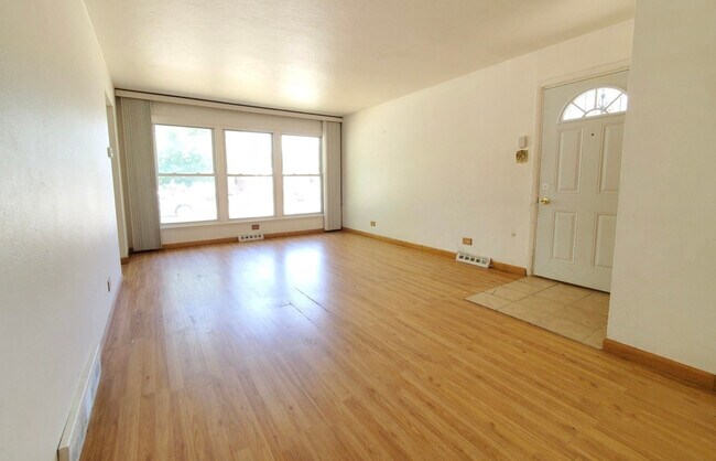 Building Photo - 14424 Sanderson Ave