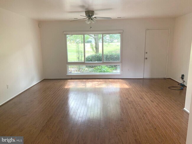 Foto del edificio - Beautifully updated 2 bd 1 bth patio level condo backing to open area.