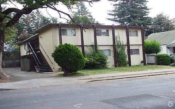 Building Photo - 460 Coombs St