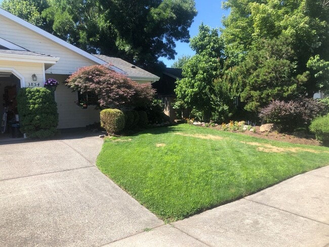 Building Photo - Well Maintained 3 bedroom, 2 bath house in...