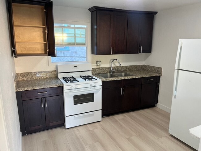 East 1st St - East 1st St Apartment