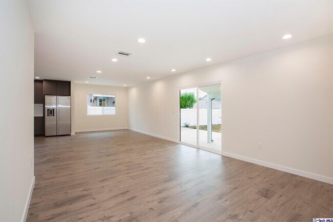 Foto del edificio - 10422 Woodley Ave