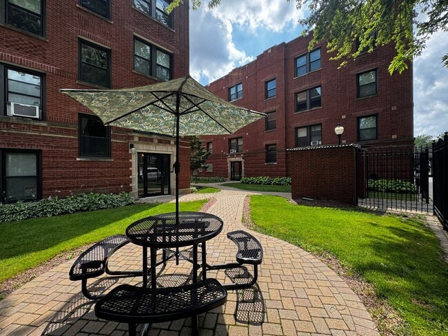 Building Photo - 1377 W Greenleaf Ave
