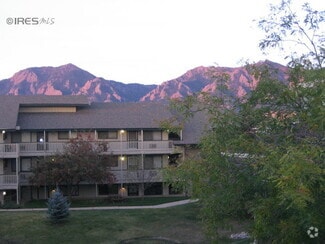 Building Photo - 695 Manhattan Dr