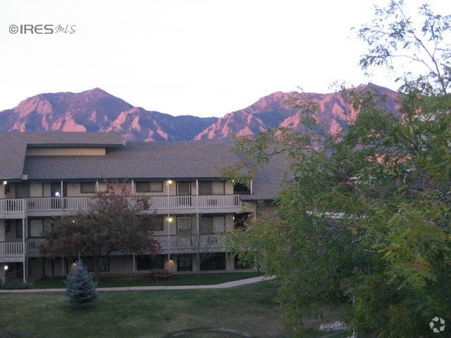 Building Photo - 695 Manhattan Dr