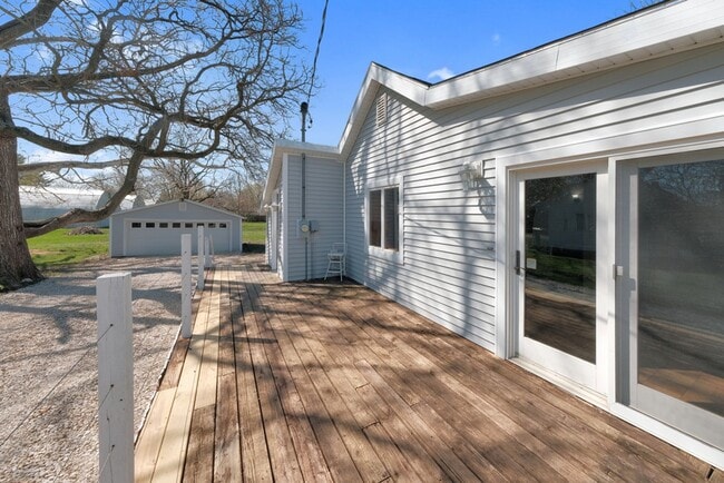 Building Photo - 2 Bed, 1 Bath Updated House in Savoy - AVA...