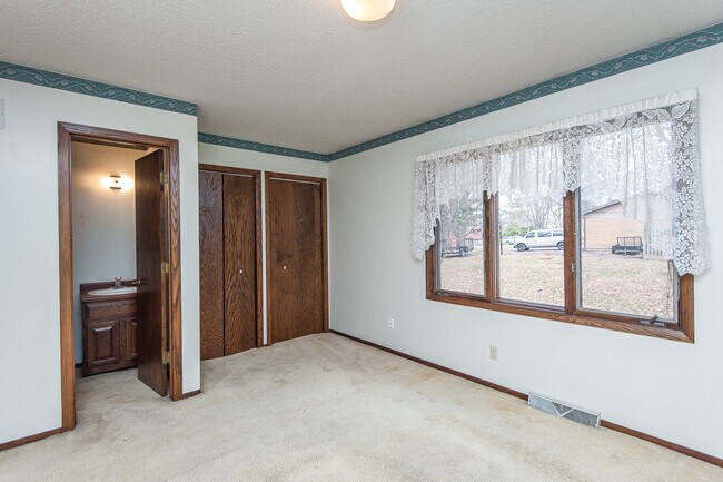 Building Photo - 235 Country Club Dr