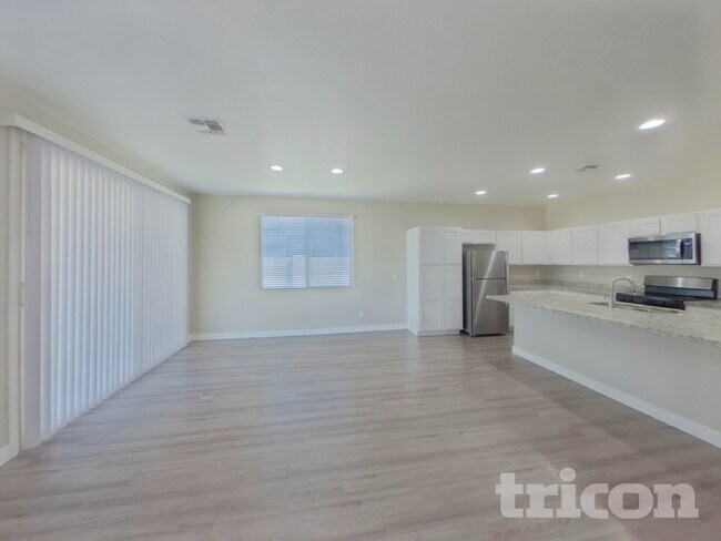 Building Photo - 2618 E Danbury Rd