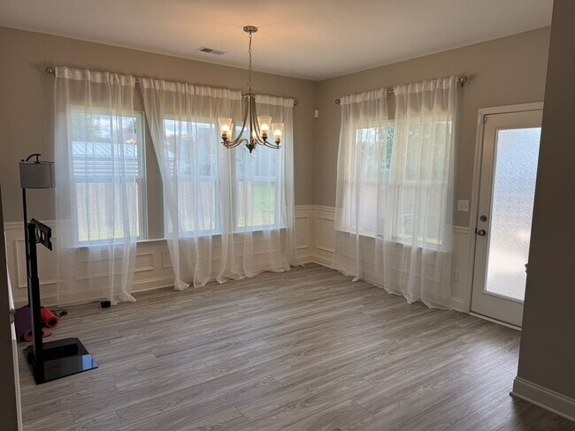 Building Photo - Introducing a spacious 4-bedroom, 2-bathro...