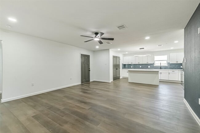 Building Photo - 135 E Janisch Rd