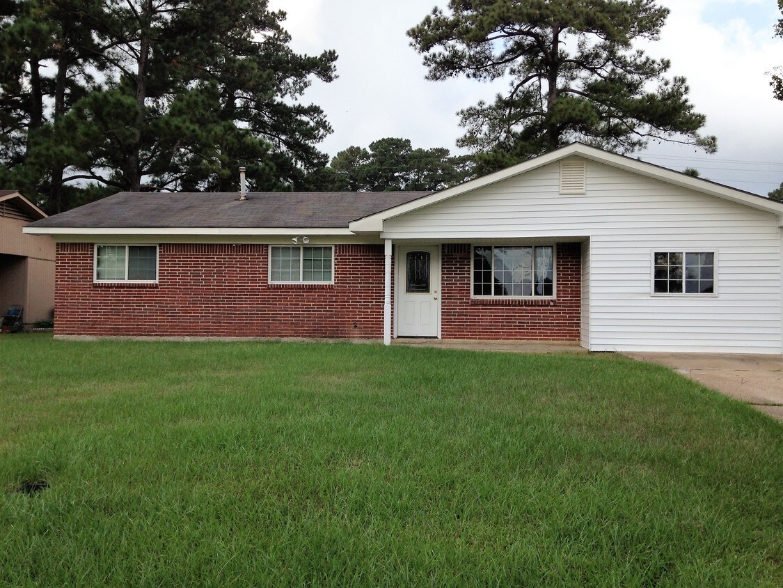 407 Magnolia St, New Llano, LA 71461 House for Rent in New Llano, LA