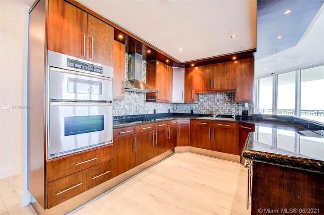 Foto del edificio - 9751 E Bay Harbor Dr