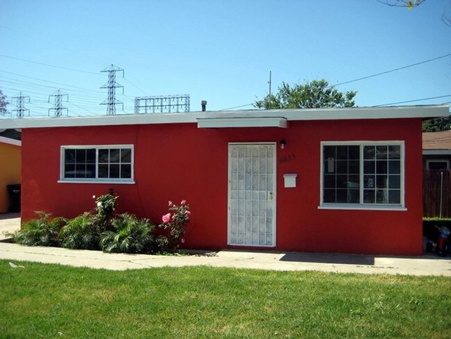 Building Photo - 6633 Darwell Ave