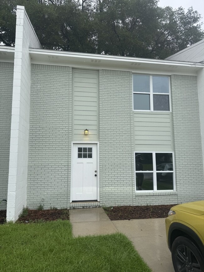 Building Photo - 320 S C St