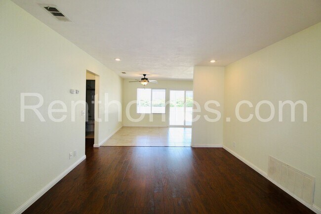 Building Photo - 10944 Salinas Way