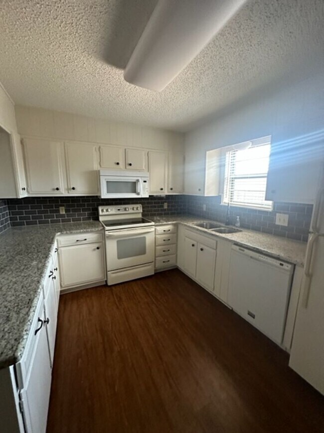 Foto del edificio - 812 Vista Ln