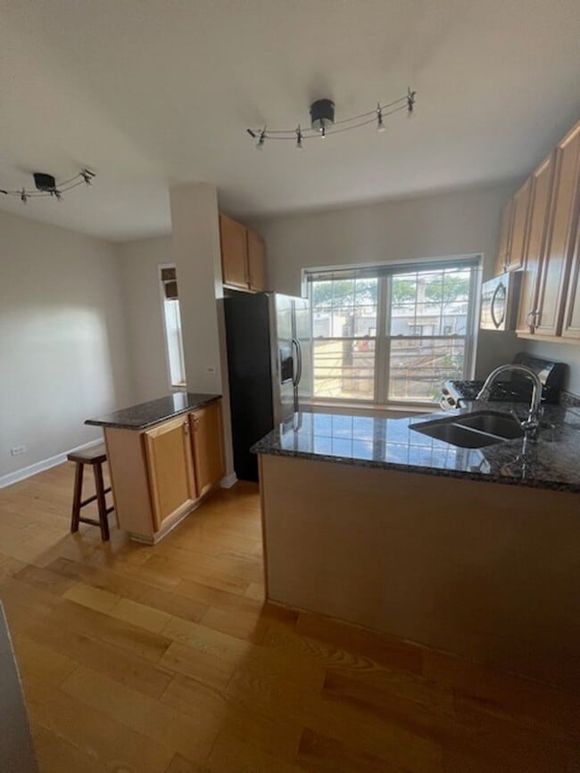 Foto del edificio - Charming 1-Bedroom Condo in Logan Square!