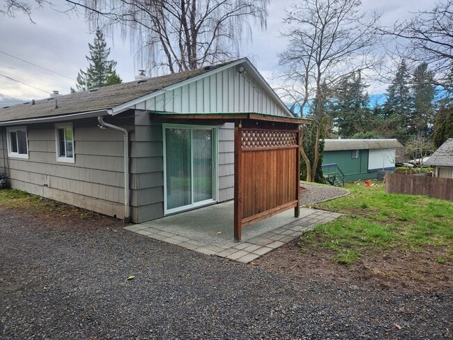 Building Photo - 2 Bedroom Duplex!!
