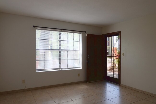 Building Photo - 922 N Chrysler Dr