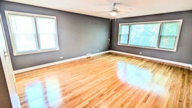 Building Photo - 2115 W Granville Ave