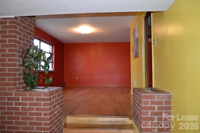 Building Photo - 516 S Green St