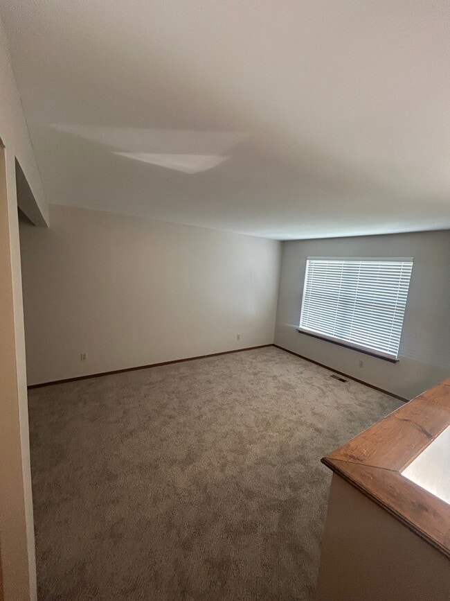 Building Photo - 555 Whitegate Dr