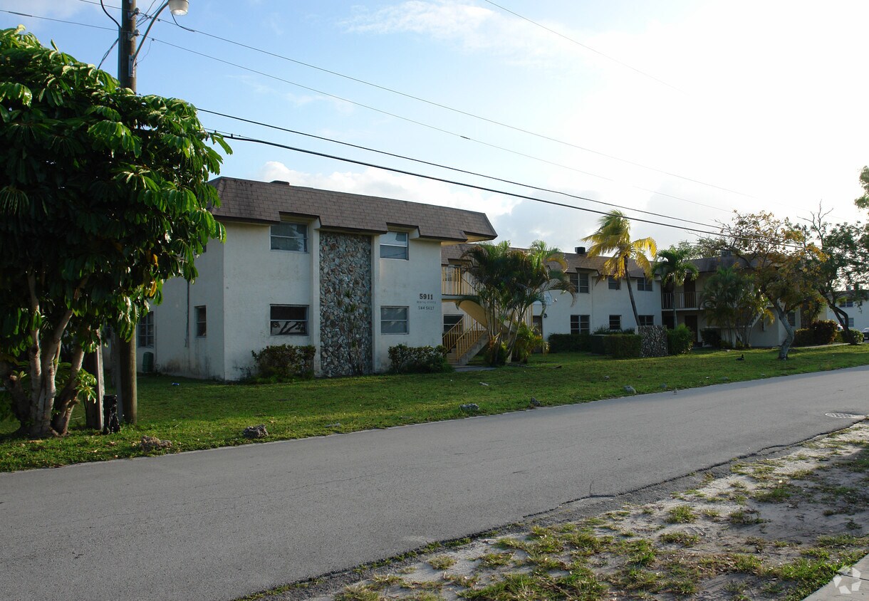 Primary Photo - Lakeview Apartments - 5911 SW 41 St
