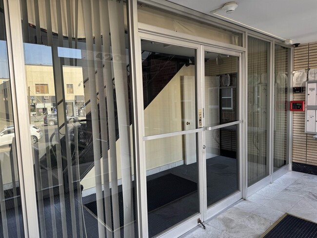 Foto del edificio - 420 Broad Ave