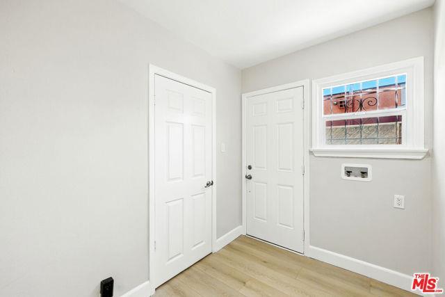 Foto principal - 8853 S Halldale Ave
