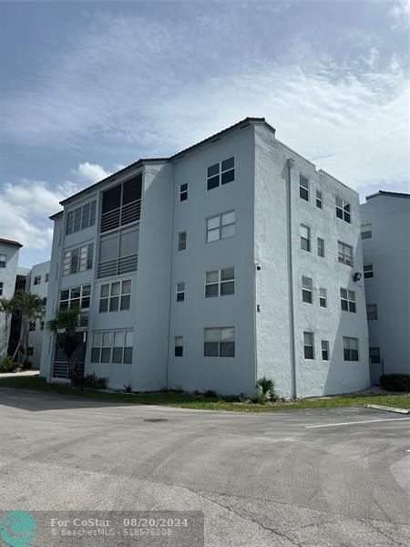 Building Photo - 2860 Somerset Dr