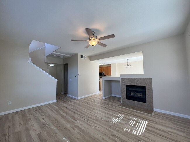Building Photo - Two Bedroom Town-home in Aurora Community!!